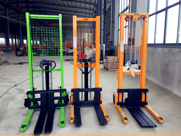 三款手動(dòng)堆高車對(duì)比，手動(dòng)堆高車價(jià)格可致電聯(lián)系客服了解--河北東圣吊索具制造有限公司--小型攪拌機(jī)|石材夾具|液壓堆高車|手動(dòng)叉車