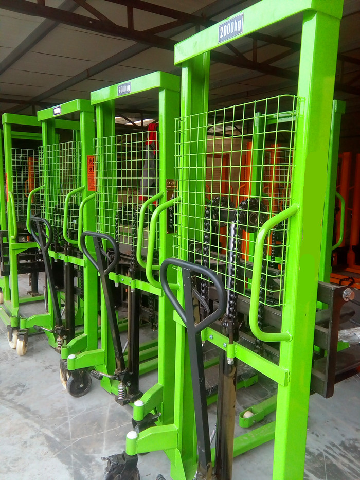 手動(dòng)液壓堆高車(chē)待出廠發(fā)貨--河北東圣吊索具制造有限公司