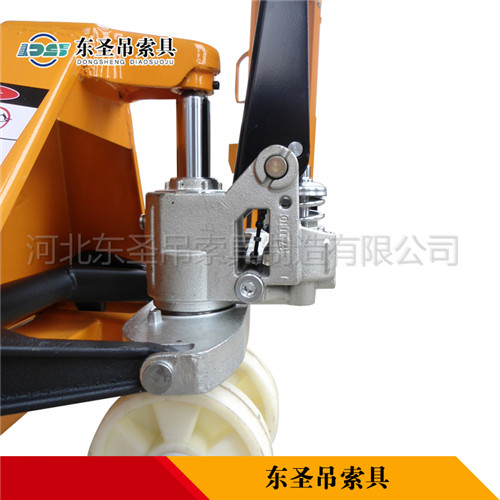 叉車手動產(chǎn)品核心部件液壓缸作業(yè)整機細節(jié)展示圖--河北東圣吊索具制造有限公司--小型攪拌機|石材夾具|液壓堆高車|手動叉車
