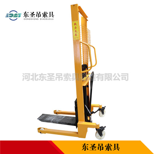 堆高車(chē)手動(dòng)液壓與電動(dòng)堆高車(chē)存在的差異側(cè)面展示--河北東圣吊索具制造有限公司--小型攪拌機(jī)|石材夾具|液壓堆高車(chē)|手動(dòng)叉車(chē)