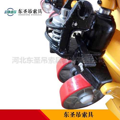 手動液壓叉車使用--河北東圣吊索具制造有限公司--小型攪拌機(jī)|手動叉車|液壓堆高車|手動叉車