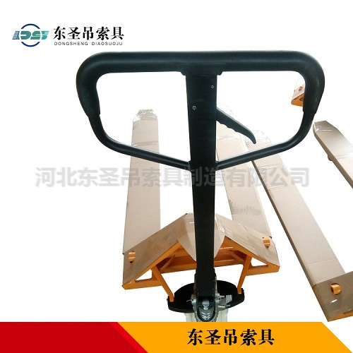手動液壓叉車使用--河北東圣吊索具制造有限公司--小型攪拌機(jī)|手動叉車|液壓堆高車|手動叉車