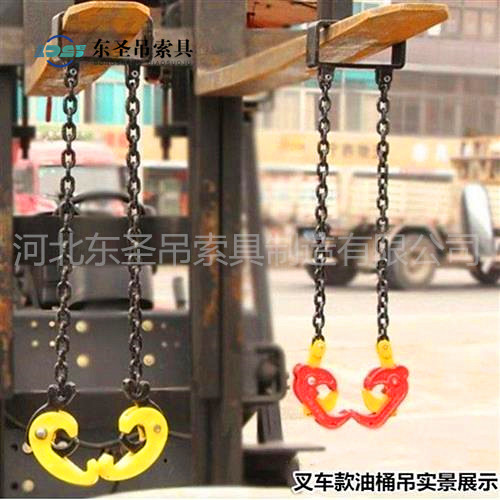 液壓堆高叉車與吊鉗配合使用作業(yè)現(xiàn)場--河北東圣吊索具制造有限公司--液壓堆高車|手動(dòng)叉車|石材夾具|小型攪拌機(jī)